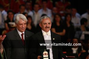 Le maestro Algérien Rachid Saouli recevant les honneurs de la part de Tayeb Louh