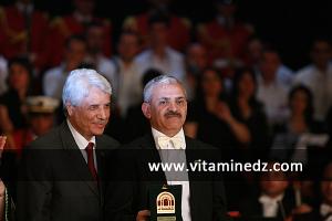 Tayeb Louh honorant le maestro Algérien Rachid Saouli aux Cérémonies de clôture de Tlemcen capitale de la culture islamique 2011 (25 et 26 /04/2012)