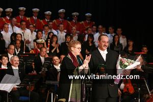 Le maestro Algérien Rachid Saouli recevant les honneurs de la part de Khalida Toumi