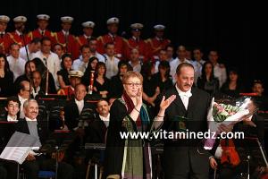 Le maestro Algérien Rachid Saouli recevant les honneurs de la part de Khalida Toumi