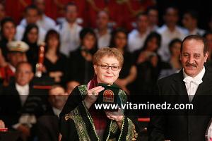 Le maestro Algérien Rachid Saouli recevant les honneurs de la part de Khalida Toumi