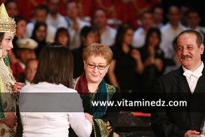 Le maestro Algérien Rachid Saouli recevant les honneurs de la part de Khalida Toumi