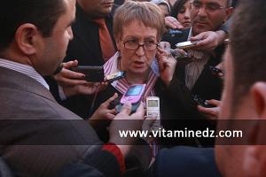 Khalida Toumi, ministre de la culture donnant des interviews à Tlemcen
