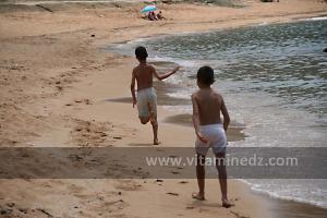 Enfants jouant à la Plage de Sbiat, entre Bouzedjar et Sassel