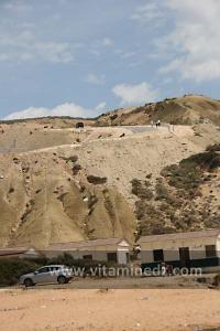 Route goudronnée vers la Plage de Sbiat, entre Bouzedjar et Sassel
