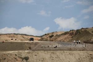 Route goudronnée vers la Plage de Sbiat, entre Bouzedjar et Sassel