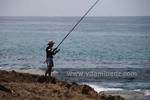 Peche tranquille dans un coin tranquille de la Plage de Sbiat, entre Bouzedjar et Sassel