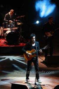 Caméléon, dirigé par Hcen et Hocine Agrane,  est devenu célèbre grâce à des chansons musicalement bien structurées et des paroles bien élaborées. Des chansons telles « Lillah », « El Bir Sghir » et « Imène » sont des tubes.