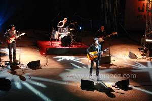 Caméléon, dirigé par Hcen et Hocine Agrane,  est devenu célèbre grâce à des chansons musicalement bien structurées et des paroles bien élaborées.