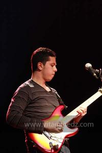 Yanis chakib Aidja Guitare Solo du groupe Caméléon aux cérémonies de clôture de Tlemcen capitale de la culture islamique 2011 (21/04/2012)