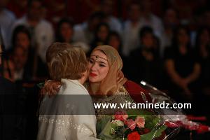 Meriem Benallel recevant les honneurs de Zohra Drif  aux Cérémonies de clôture de Tlemcen capitale de la culture islamique 2011 (25 et 26 /04/2012)