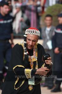 Karkabou de la Troupe Diwan Gnaoua El Bahia d\'Oran à la Parade populaire de groupes folkloriques algériens aux cérémonies de clôture de Tlemcen capitale de la culture islamique 2011 (21/04/2012)