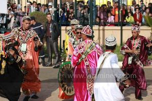 Troupe Diwan Gnaoua El Bahia d\'Oran à la Parade populaire de groupes folkloriques algériens aux cérémonies de clôture de Tlemcen capitale de la culture islamique 2011 (21/04/2012)
