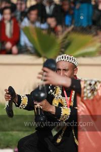 Karkabou de la Troupe Diwan Gnaoua El Bahia d\'Oran à la Parade populaire de groupes folkloriques algériens aux cérémonies de clôture de Tlemcen capitale de la culture islamique 2011 (21/04/2012)