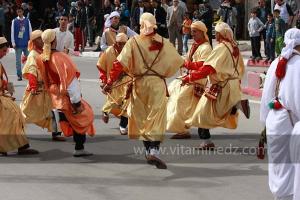 Parade populaire de groupe folkloriques algériens aux cérémonies de clôture de Tlemcen capitale de la culture islamique 2011 (21/04/2012)