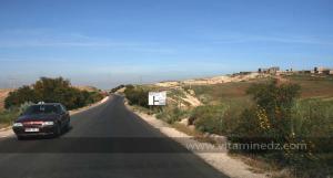 R25 Voiture type de Hallaba, sur la route de Bab El Assa (frotière marocaine)