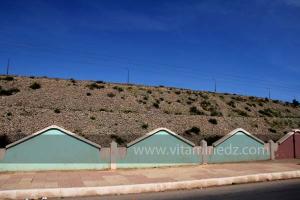 Le barrage de Souani, en plein village