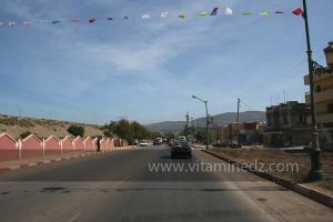 Entrée de Souani, à gauche le barrage, à droite le village