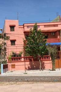 Maison typique de Souani, des carrées aux couleurs criardes