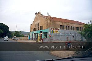 Cave transformée en magasins à Sirat