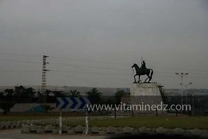 Mostaganem, Statue de l\'Emir Abdel Kader