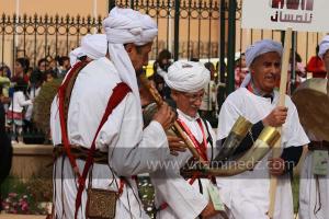 Troupe Tizeghwine Laarfa, Souk Tleta, Parade populaire de groupe folkloriques algériens aux cérémonies de clôture de Tlemcen capitale de la culture islamique 2011 (21/04/2012)