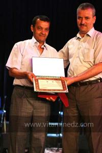 El Fen wa El Adab de Blida recevant le second prix aux Cérémonies de clôture du 6ème Festival de Hawzi de Tlemcen, 03.07.2012
