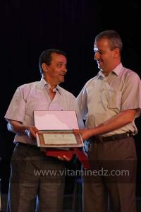 Le président de l\'association El Fen wa El Adab de Blida recevant le second prix aux Cérémonies de clôture du 6ème Festival de Hawzi de Tlemcen, 03.07.2012