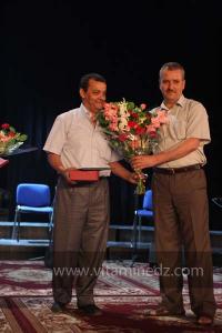 Le président de l\'association El Fen wa El Adab de Blida recevant le second prix aux Cérémonies de clôture du 6ème Festival de Hawzi de Tlemcen, 03.07.2012