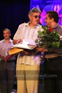 Le président de l\'association\ fen wa nachat\  de Mostaganem recevant le premier prix aux Cérémonies de clôture du 6ème Festival de Hawzi de Tlemcen, 03.07.2012