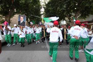 Jeunes aux Festivités du cinquantenaire de l\'indépendance de l\'Algérie à Tlemcen, défilé, feux d\'artifices et fantasia au programme
