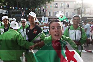 Jeunes aux Festivités du cinquantenaire de l\'indépendance de l\'Algérie à Tlemcen, défilé, feux d\'artifices et fantasia au programme
