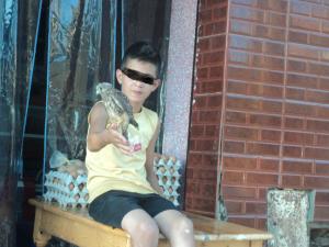 UN JEUNE GARCON A CHERCHEL SE PROPOSE D’ÊTRE PHOTOGRAPHIE AVEC SON ÉPERVIER A LA MAIN