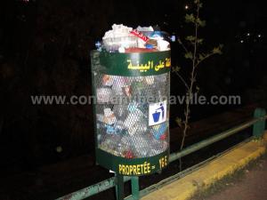 Cette poubelle ne trouve pas de service public pour être vidée?