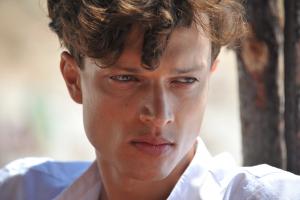 Ce que le jour doit à la nuit est un film d\'Alexandre Arcady basé sur le roman du même nom Ce que le jour doit à la nuit de Yasmina Khadra