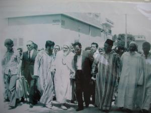 Cheikh Benaouda Mamcha dirige le cortège mortuaire de Messali Haj