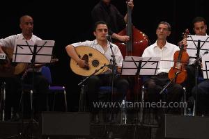 L\'association musicale El Kortobiya de Tlemcen sous la direction du chikh Salah Boukli à la 6è édition du Festival de musique Hawzi à Tlemcen.