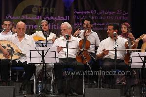 L\'association musicale El Kortobiya de Tlemcen sous la direction du chikh Salah Boukli à la 6è édition du Festival de musique Hawzi à Tlemcen.