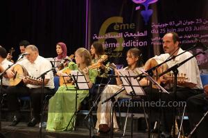 L\'association musicale El Kortobiya de Tlemcen sous la direction du chikh Salah Boukli à la 6è édition du Festival de musique Hawzi à Tlemcen.