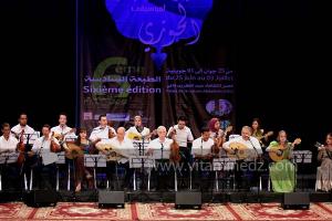 L\'association musicale El Kortobiya de Tlemcen sous la direction du chikh Salah Boukli à la 6è édition du Festival de musique Hawzi à Tlemcen.