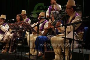 L\'association musicale Dar El Gharnatia de Kolea à la 6è édition du Festival de musique Hawzi à Tlemcen.