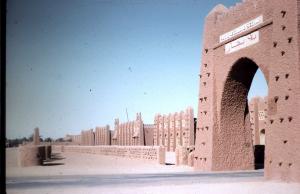 ADRAR ET UNE DE SES PORTES