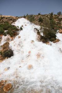 Cascades, nouvellement crées, par les rejets de la station de déssalement de Bhira, Région de Msirda T\'hata