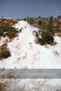 Cascades artificielles crées, par les rejets de la station de déssalement de Bhira, Région de Msirda T\'hata