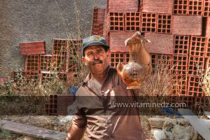 Vendeur de poteries de Bider, Région de Msirda riche en atoûts culturels et touristiques