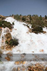 Cascades artificielles crées, par les rejets de la station de déssalement de Ouled Ayad, Région de Msirda T\'hata