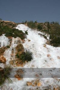 Cascades artificielles crées, par les rejets de la station de déssalement de Bhira, Région de Msirda T\'hata