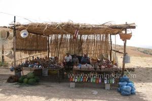 Vendeurs de fruits et artisanat près de Bider, Région de Msirda riche en atoûts culturels et touristiques