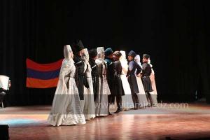 La troupe arménienne à  la 8eme edition du festival international des danses populaires de Sidi Bel Abbes. Ici en visite à Tlemcen.