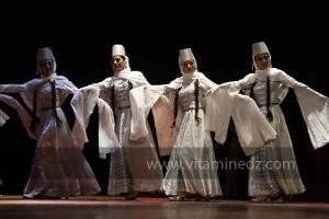 La troupe arménienne à  la 8eme edition du festival international des danses populaires de Sidi Bel Abbes. Ici en visite à Tlemcen.
